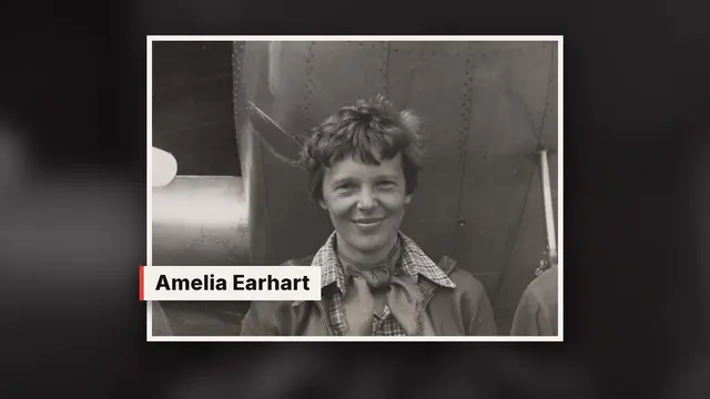 Archieffoto van Amelia Earhart, lachend voor een vliegtuig, met haar naam in beeld